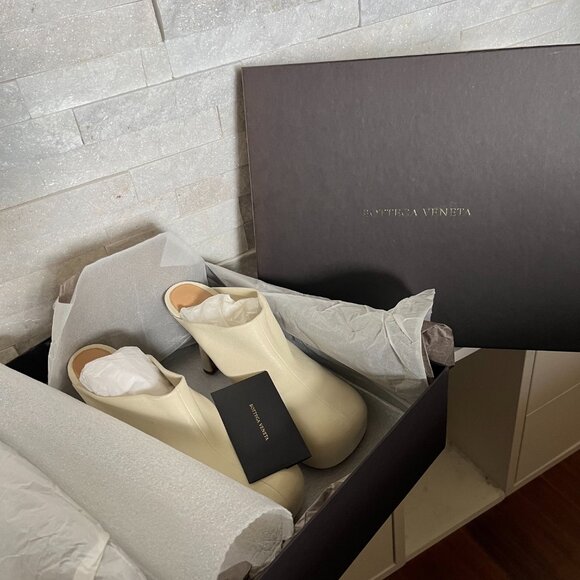 Bottega Veneta Beige Lambskin Leather ‘BV Bold’ Mule Heels - Picture 2 of 14